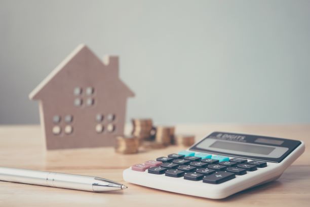 Si tiene pensado vender una vivienda de su propiedad, debe tener en cuenta los impuestos a los que deberá hacer frente